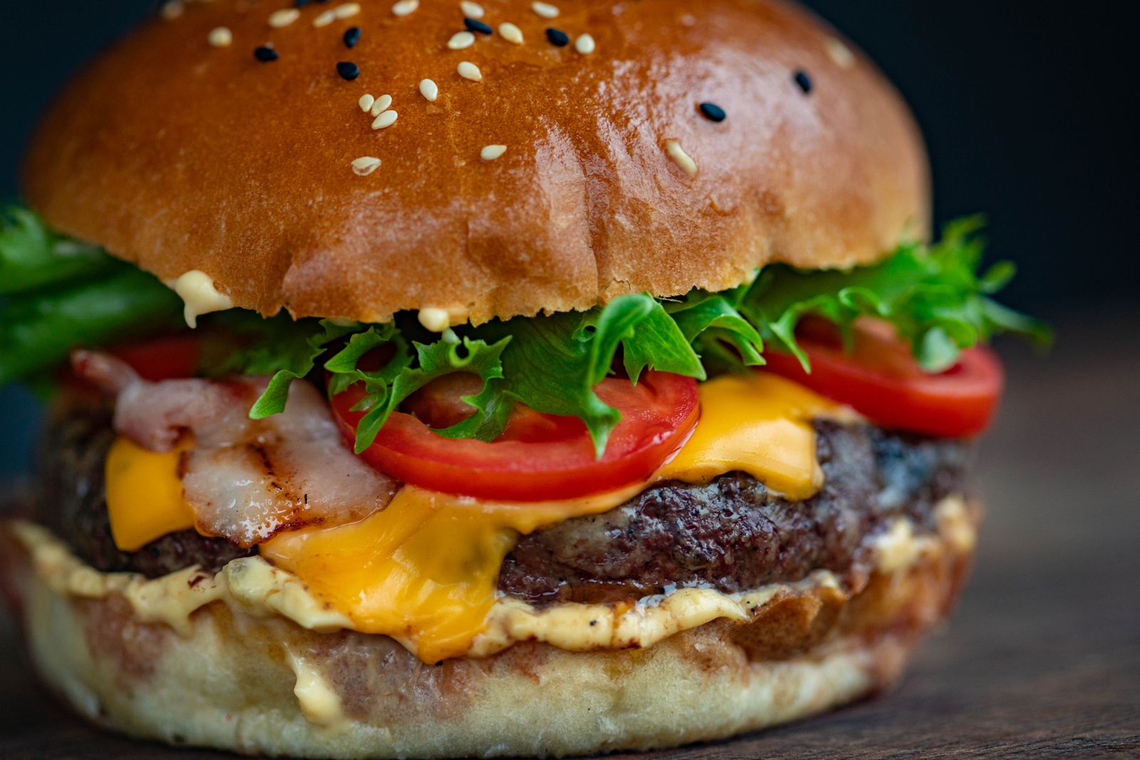 Ekranda yayınlanan iştah açıcı burger görseli